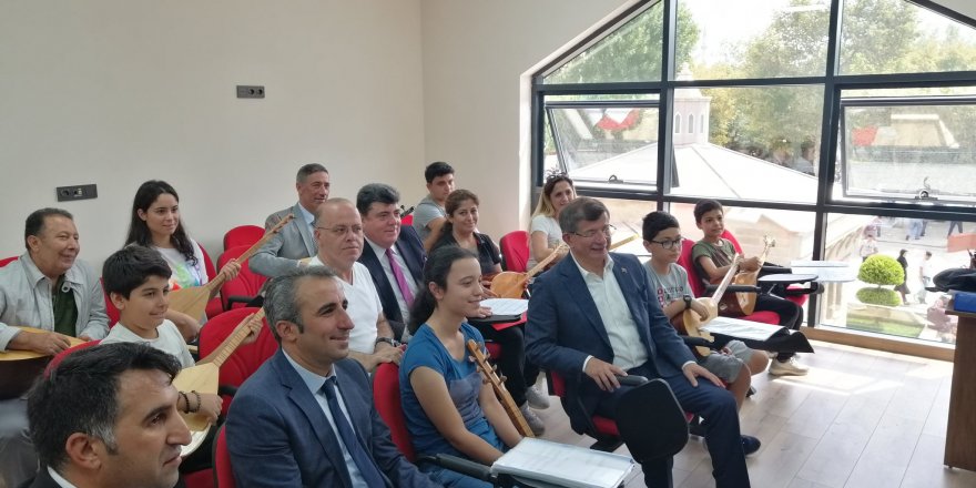 Davutoğlu ilk ziyaretini cemevine yaptı