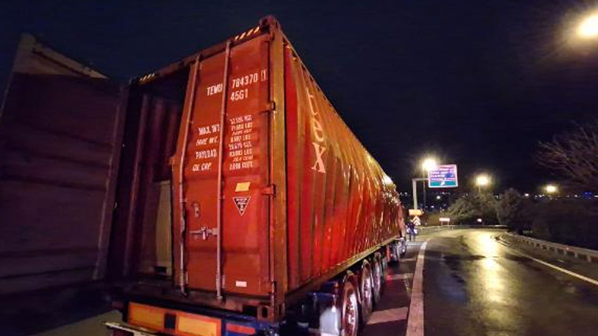 TIR yangınına müdahale eden itfaiye eri, yaralandı