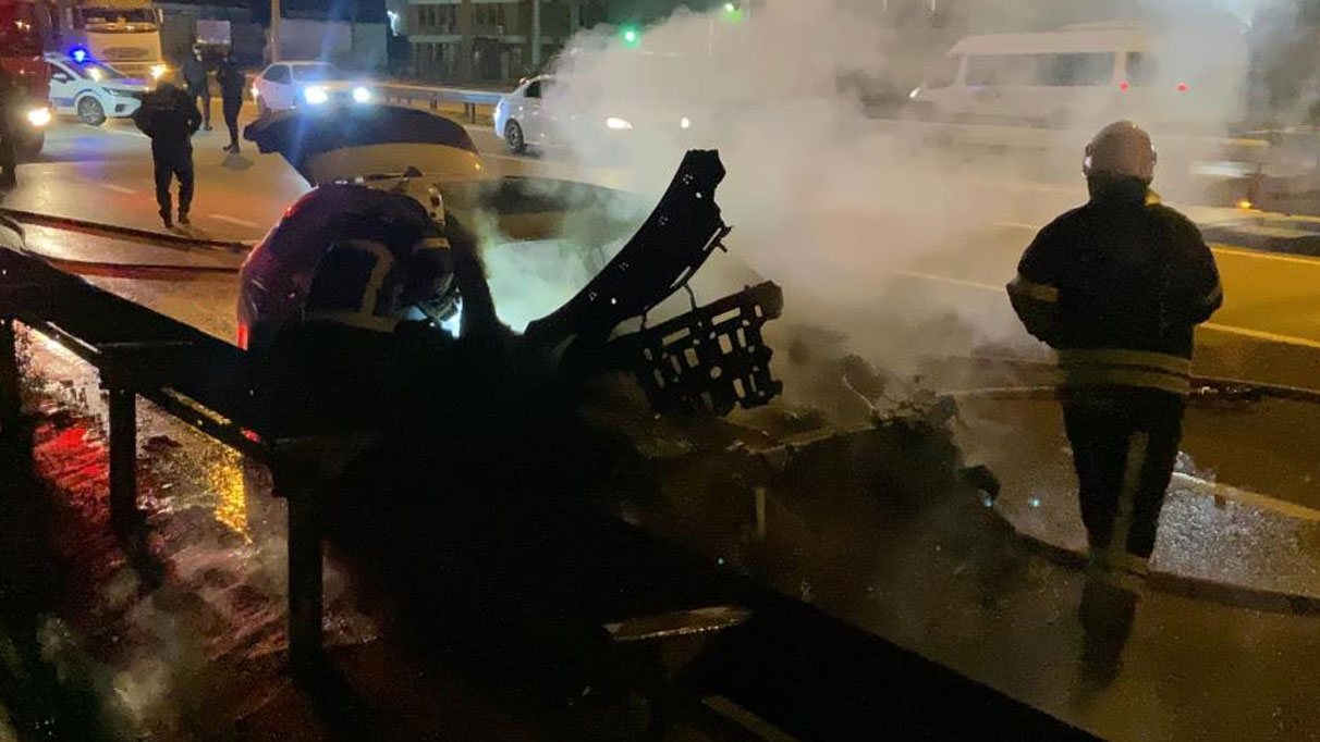 Seyir halindeki otomobil alev alev yandı