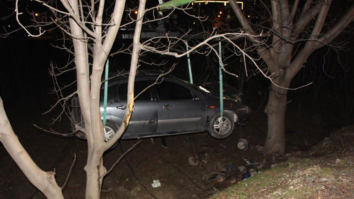 Otomobil yoldan bahçeye düştü, hamile sürücü ölümden döndü