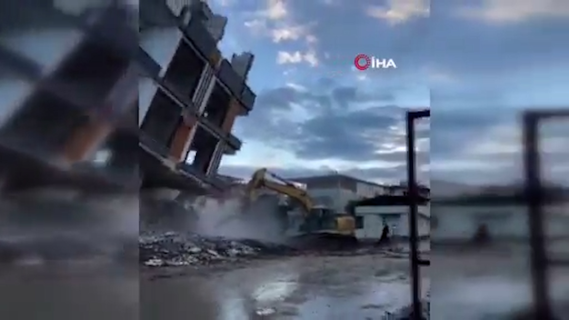 Hatay'da yıkım anı kameraya yansıdı: Operatör canından oluyordu