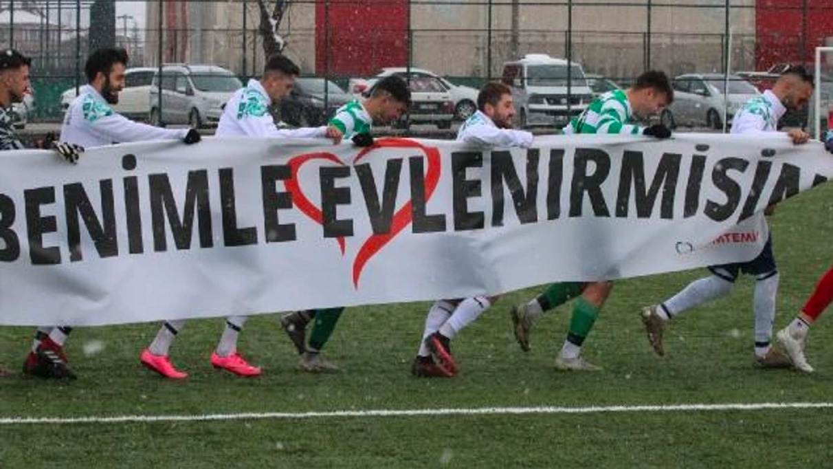 Yeşil sahada romantik sürpriz