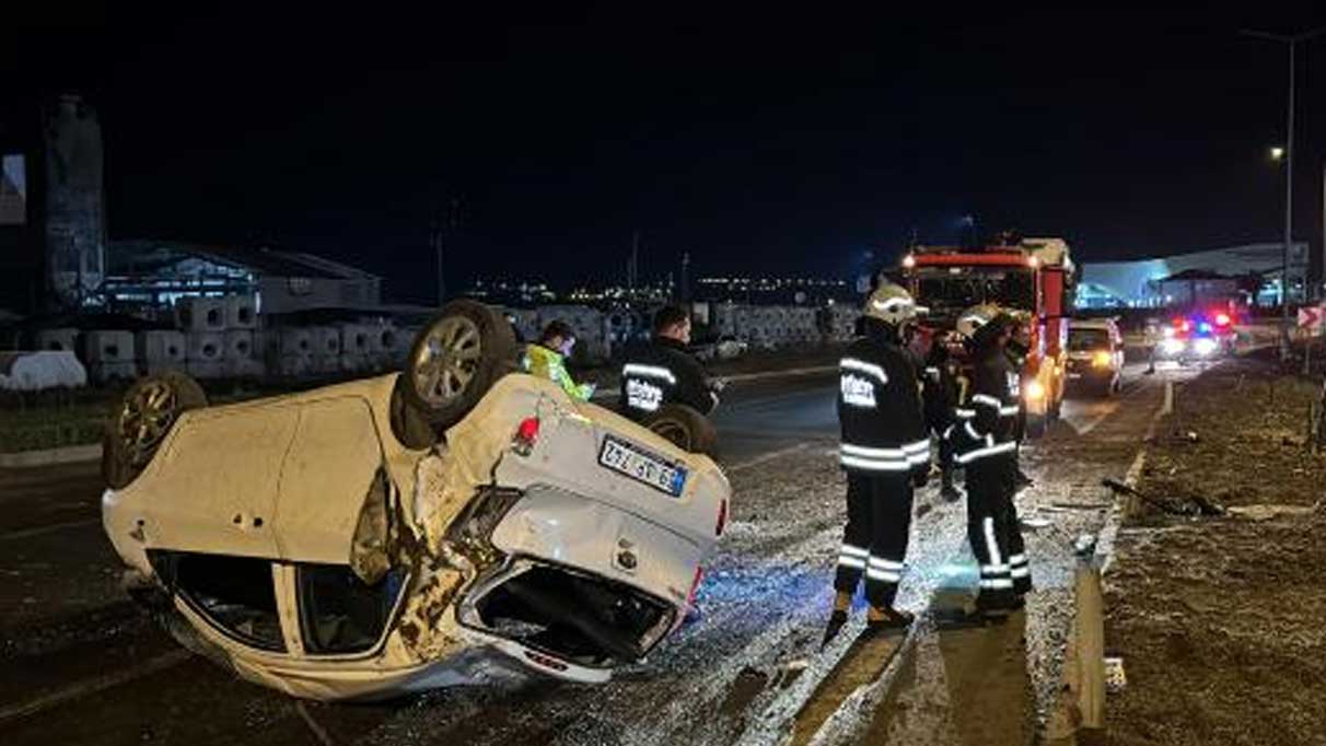 Aydınlatma direğine çarpan otomobil takla attı