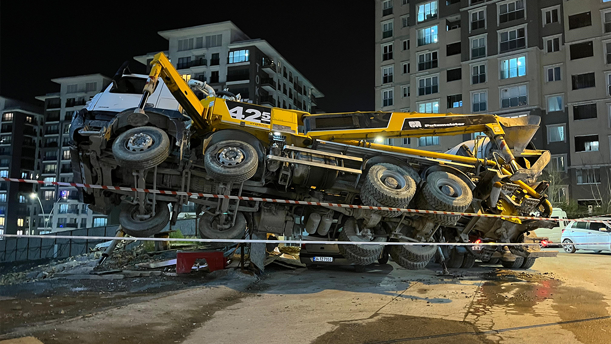 Gaziosmanpaşa’da inşaat çalışmasında beton pompası aracı yan yattı