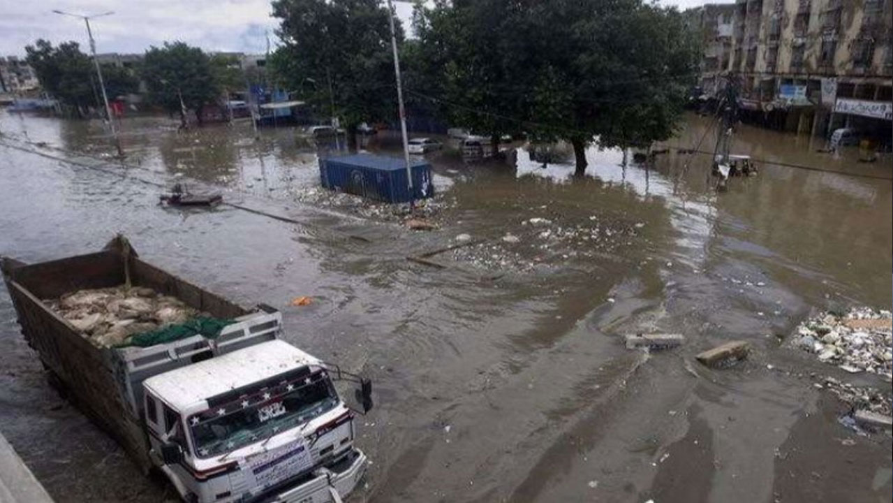 Pakistan’da sel yüzlerce elektrik kablosunun kopmasına neden oldu: 1 ölü...