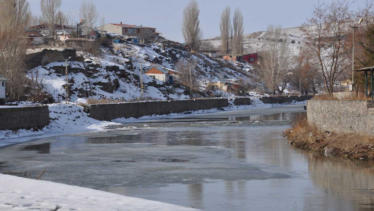 Kars Çayı’nın buzları eridi!