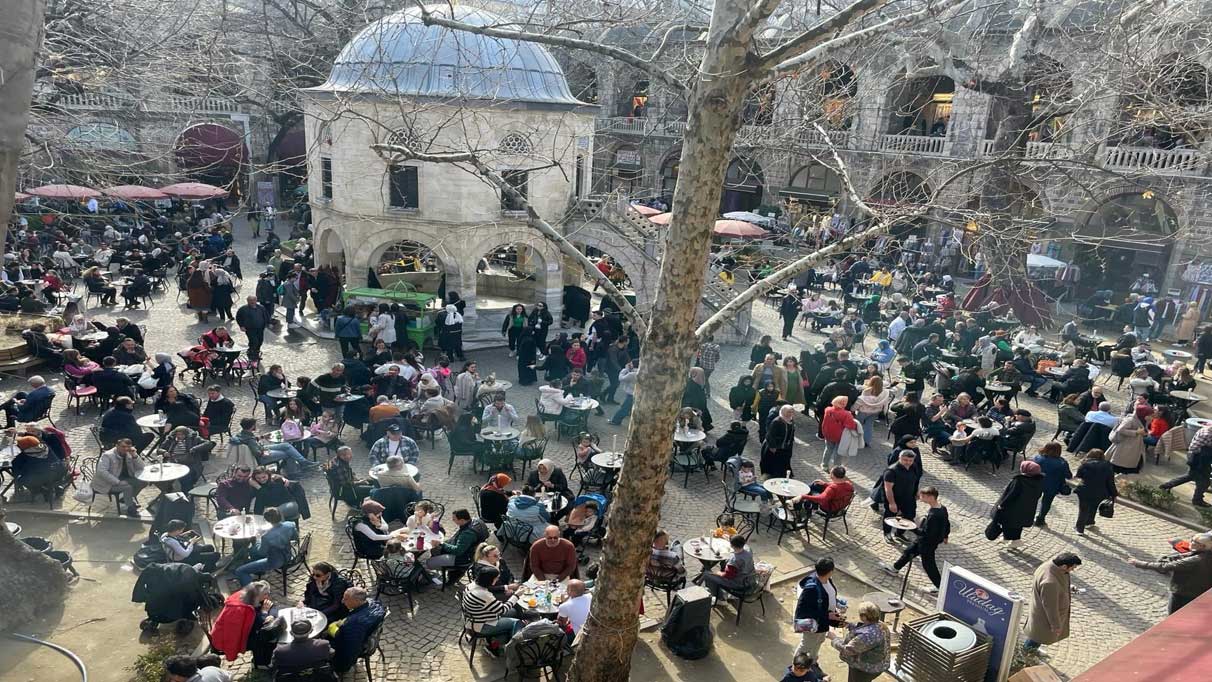 Güneşli havayı fırsat bildiler! Tarihi çarşıda yoğunluk