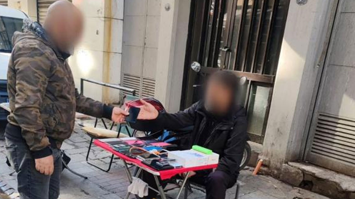 Sivil polislere çalıntı telefon satmaya çalışırken yakalandı