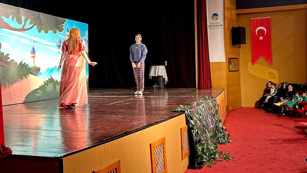 AKM’de ‘Taht Oyunları’ kahkahaya boğdu