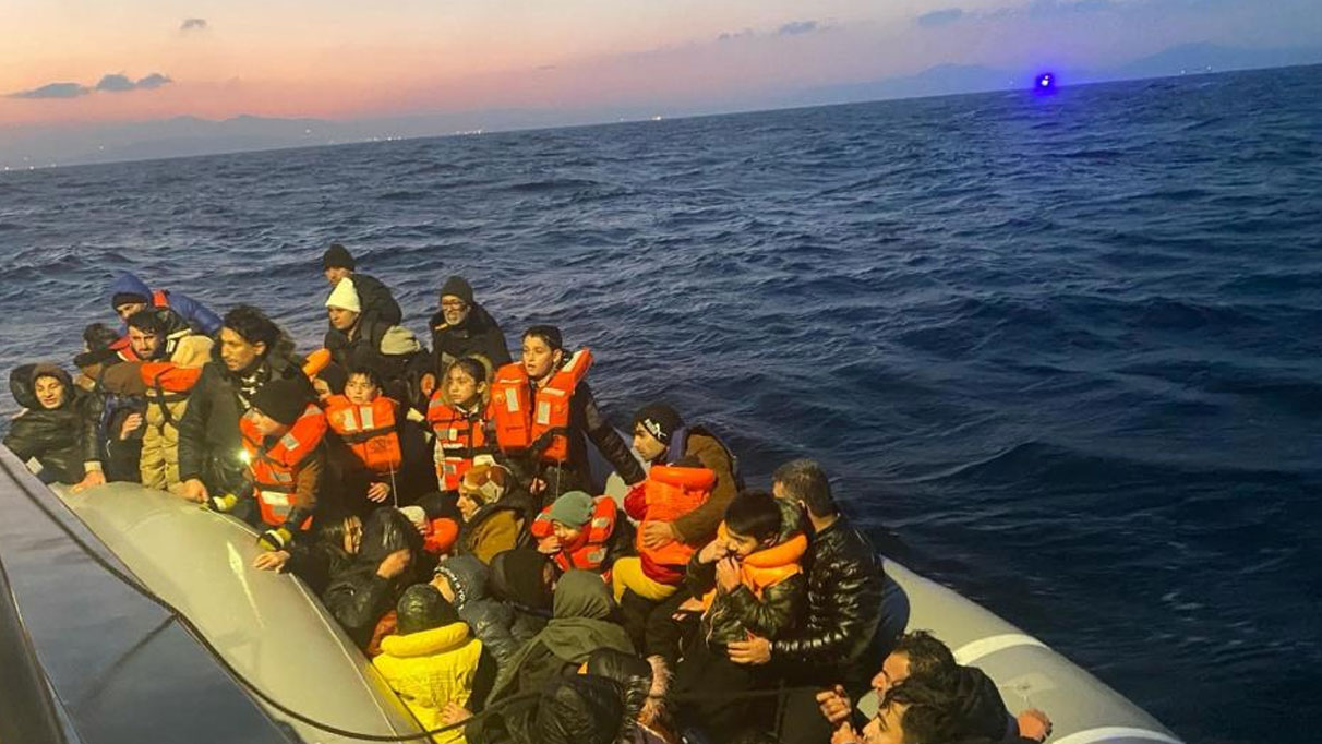 İzmir açıklarında 159 düzensiz göçmen kurtarıldı
