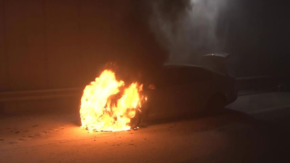 Kadıköy'de otomobil alevlere teslim oldu