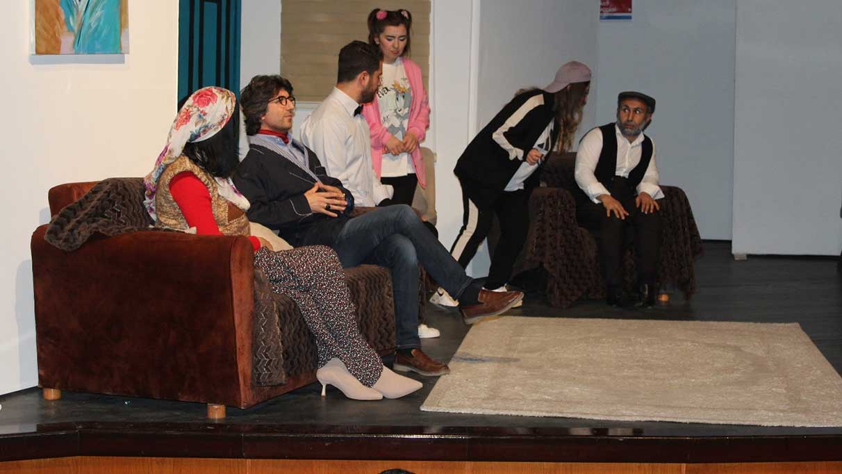 Kahta'da 'Elin Çocukları' oyunu sahnelendi