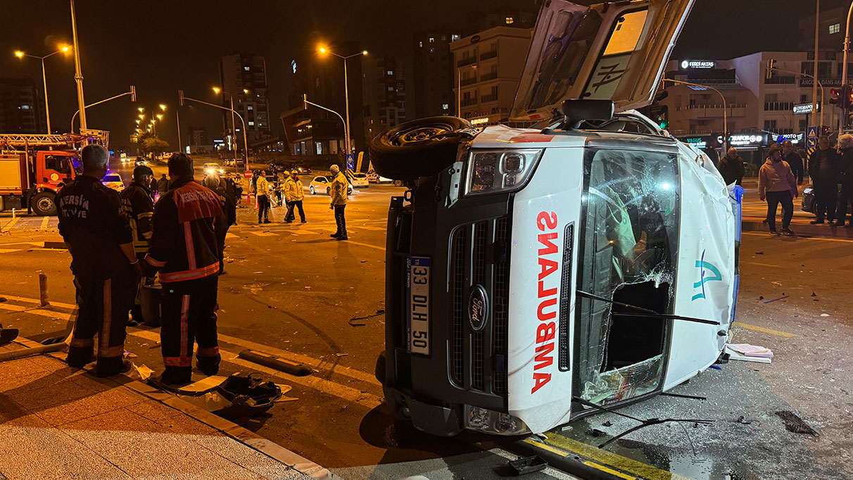 Mersin'de ambulans ile otomobil çarpıştı