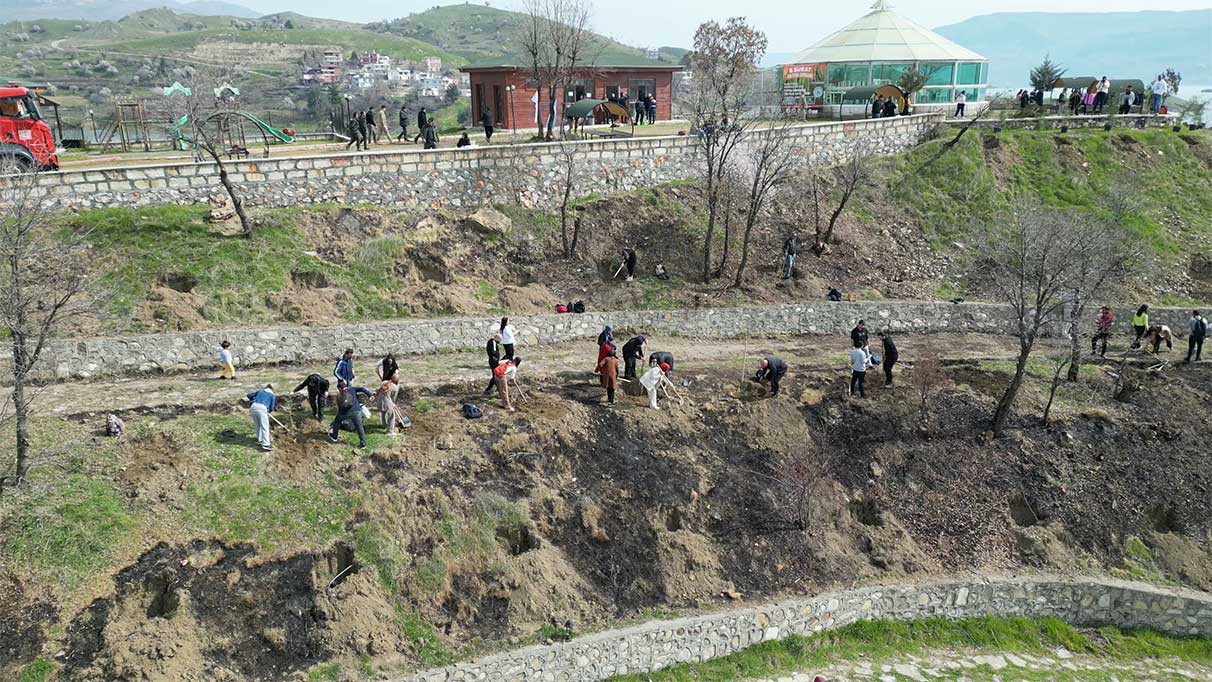 Depremde hayatını kaybedenlerin anısına bin fidan dikildi