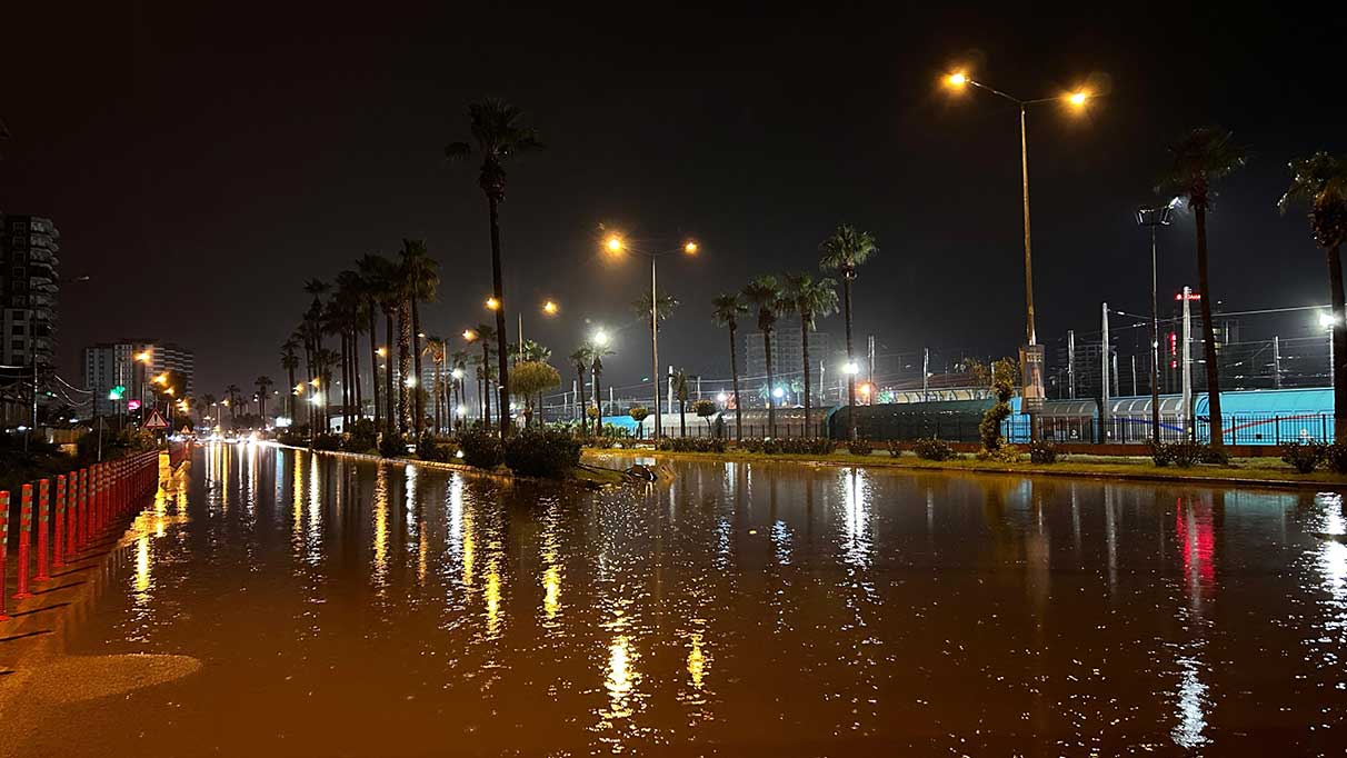 İskenderun’u sel vurdu! Sokaklar göle döndü