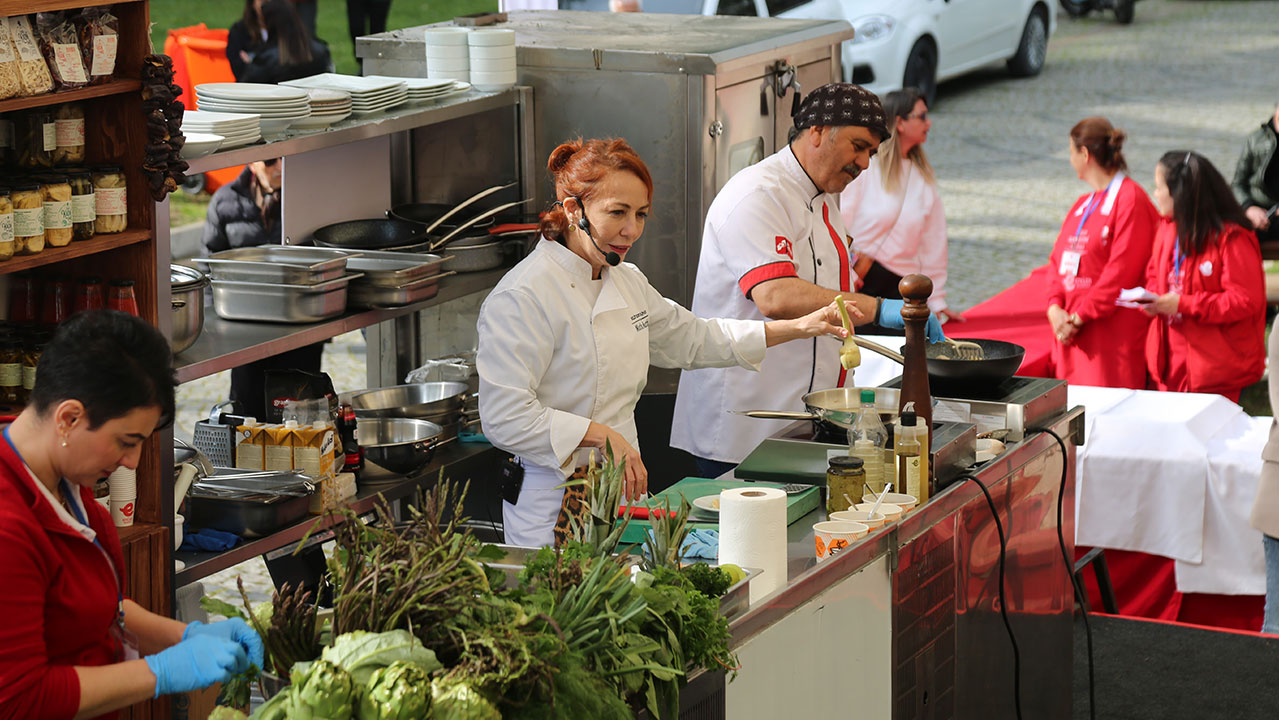 Efeler'in lezzet şöleni devam ediyor