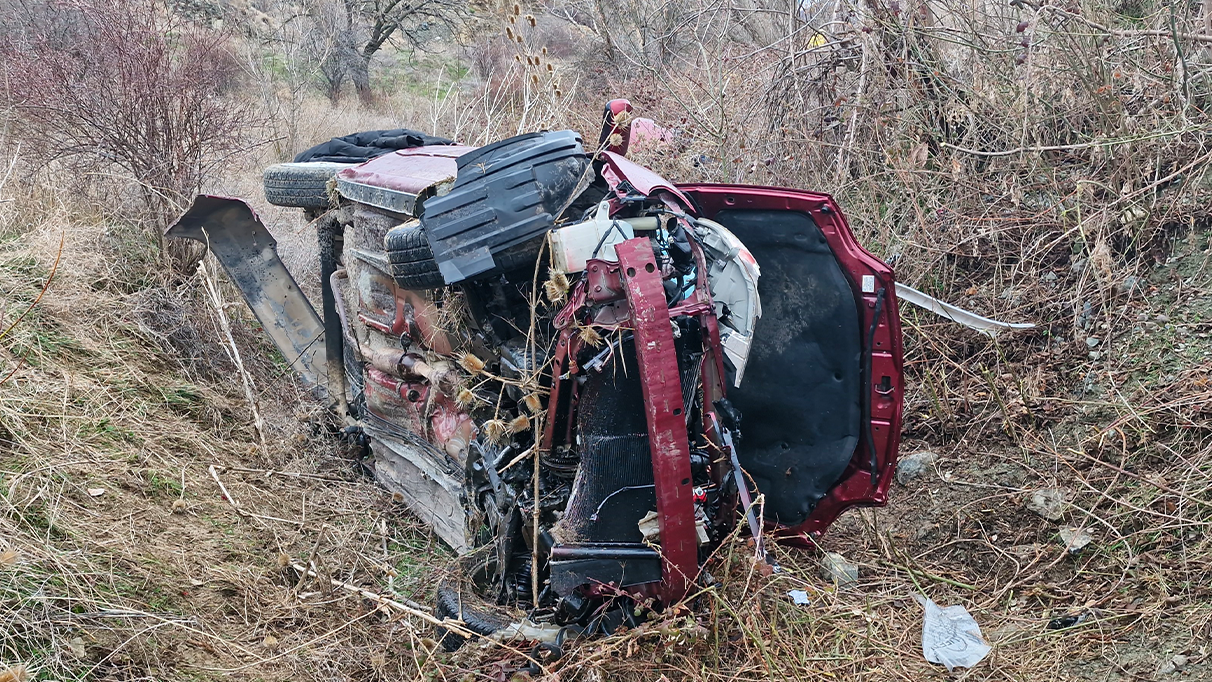 Kontrolden çıkan otomobil dere yatağına uçtu: 4 yaralı