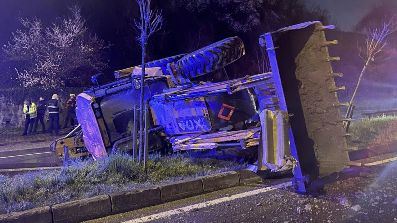 Yağış nedeniyle kontrolden çıkan iş makinesi devrildi: 2 yaralı