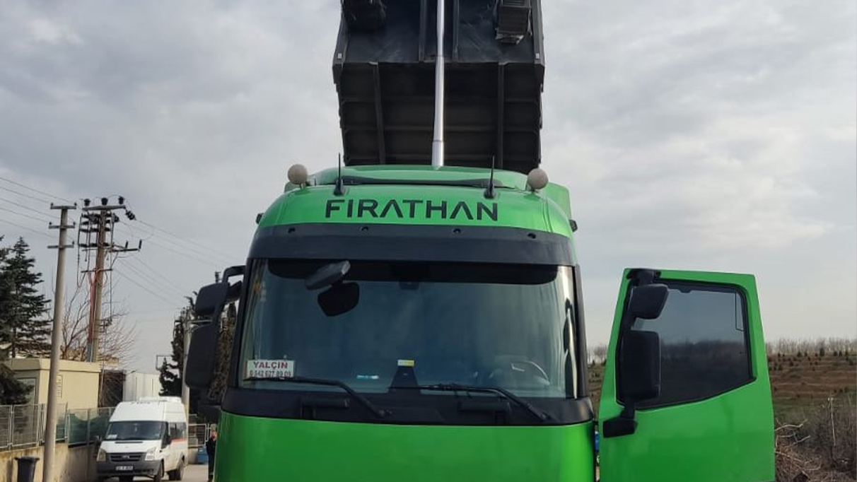 Damper yüksek gerilim hattına değdi: Sürücü elektrik akımına kapıldı