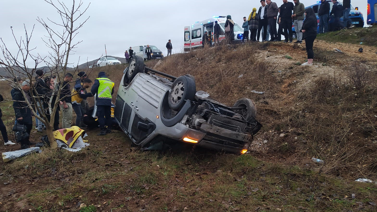 Tekeri patlayan otomobil şarampole uçtu: 8 yaralı