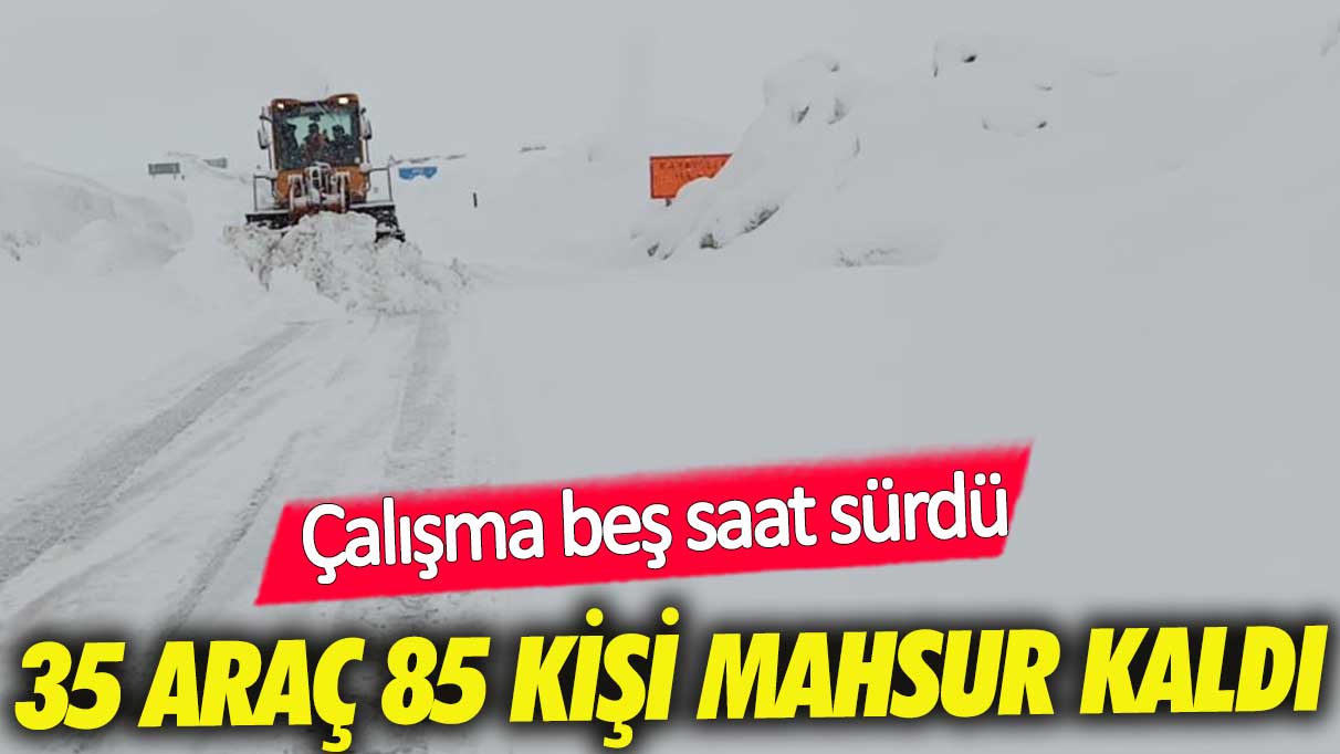 Kar nedeniyle kapanan yolda 85 kişi mahsur kaldı