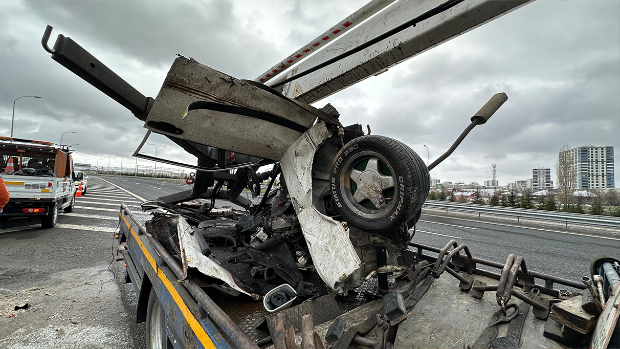 Yön levhasına çarpan otomobil ikiye ayrıldı: 1 ağır yaralı