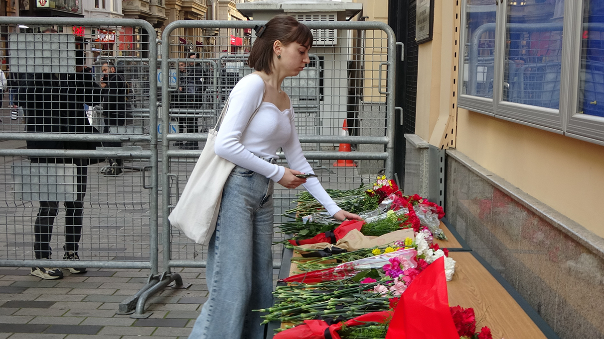 İstanbul’daki Rus vatandaşlar konsolosluk binası önüne çiçek bıraktı