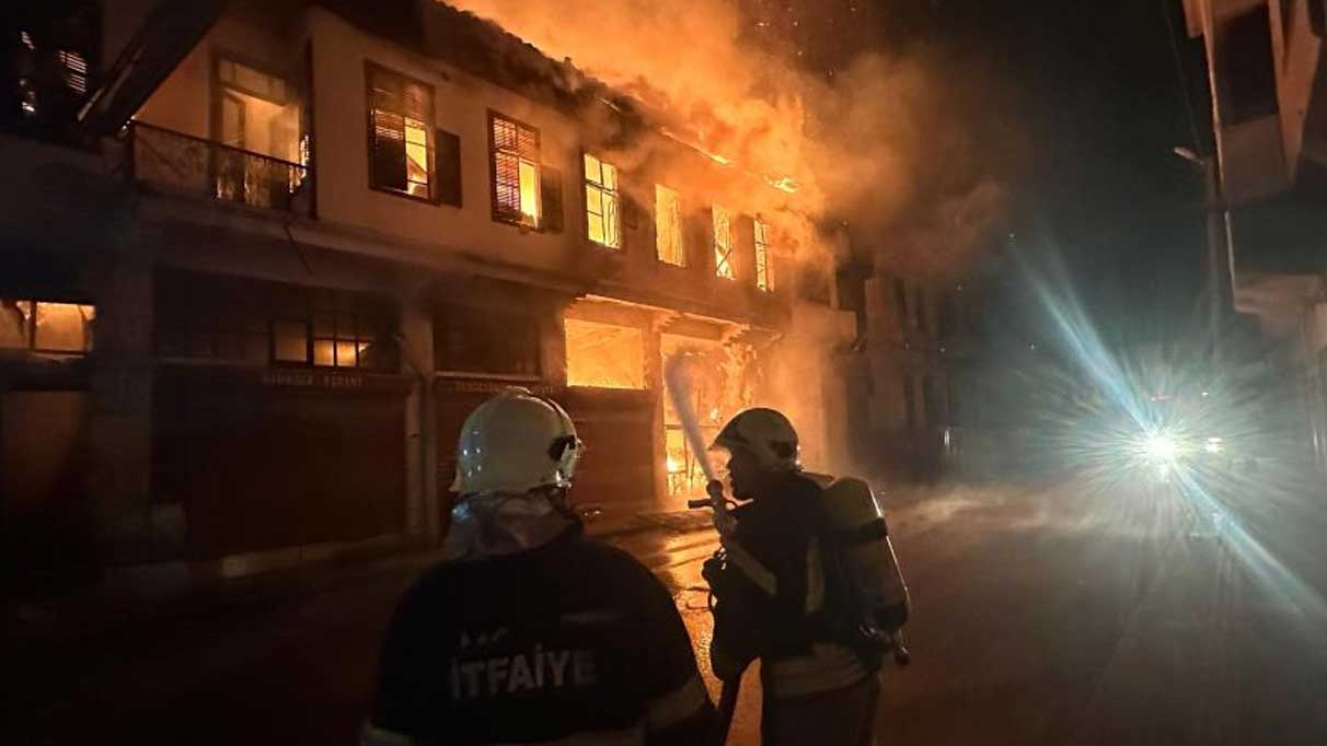 Hatay'da iki katlı ev küle döndü