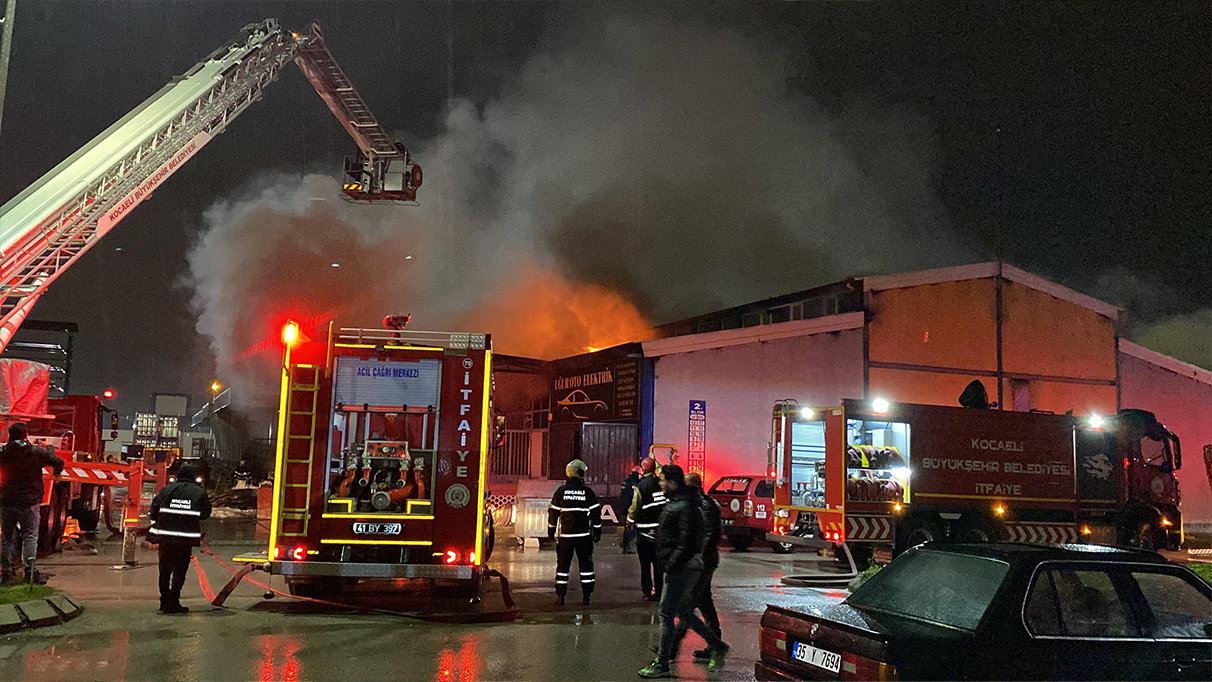 Kocaeli'de geri dönüşüm ve boya dükkanında yangın