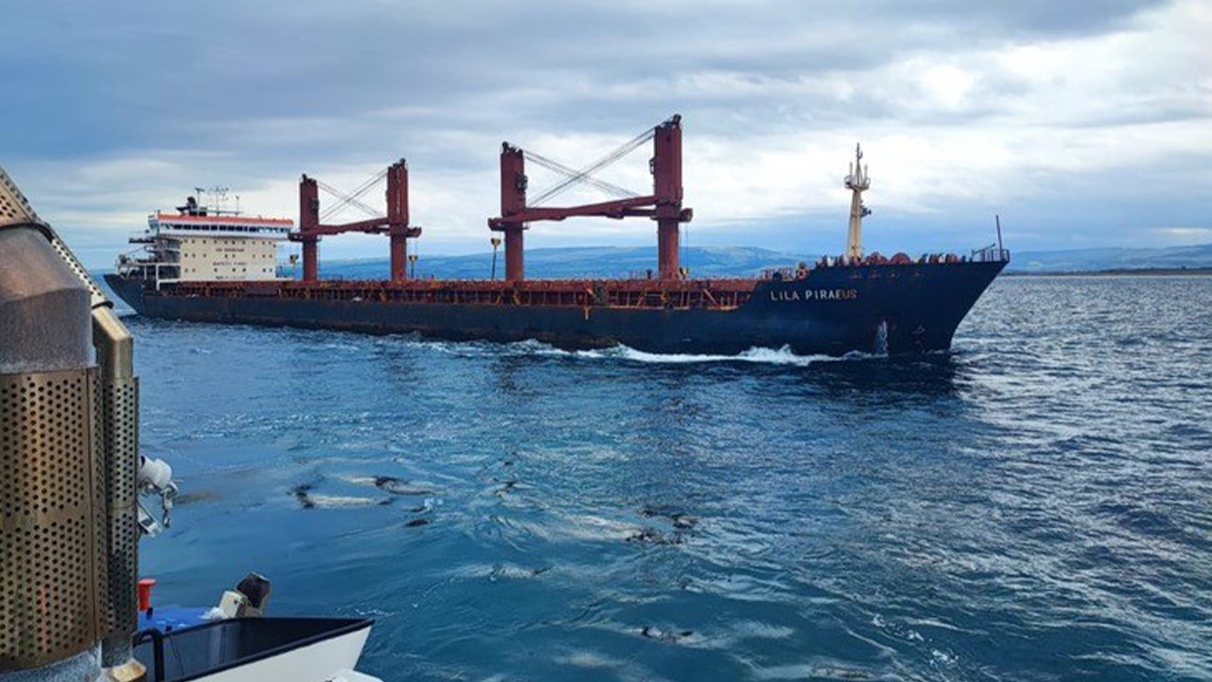 Çanakkale Boğazı’ndan geçen dökme yük gemisi makine arızası yaptı