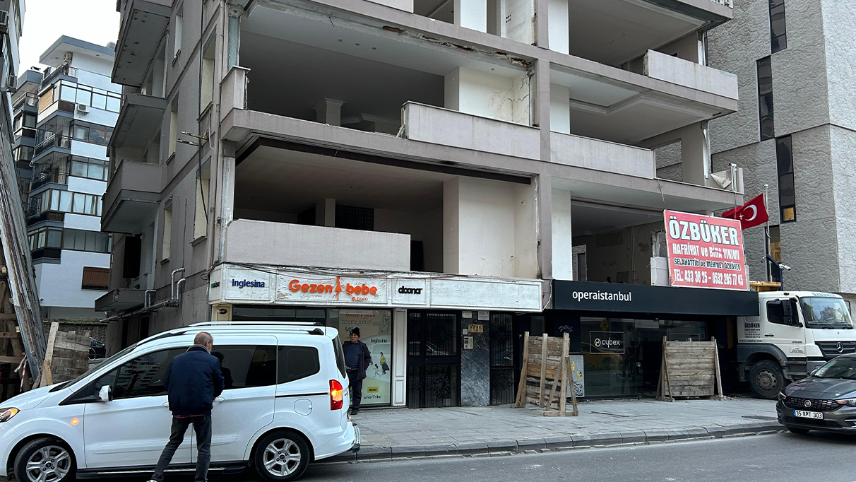 İzmir'de başına sıva parçaları düşen yaşlı adam hastanelik oldu