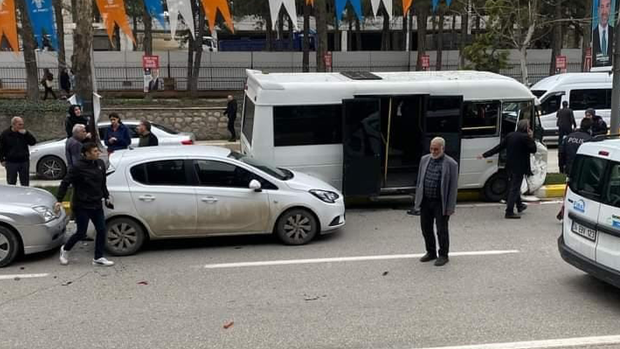 Elazığ'da zincirleme kaza: 3 araçta maddi hasar oluştu