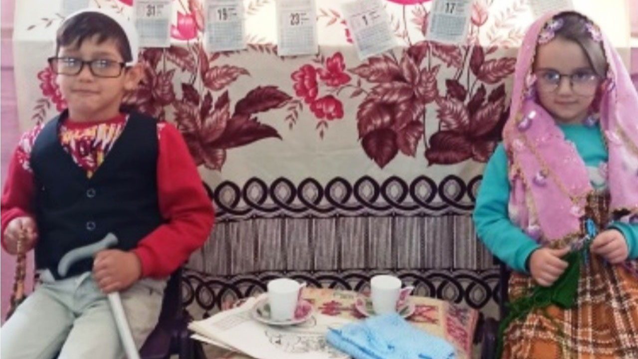 Minikler yaşlılar gibi giyinip onlar gibi davrandılar