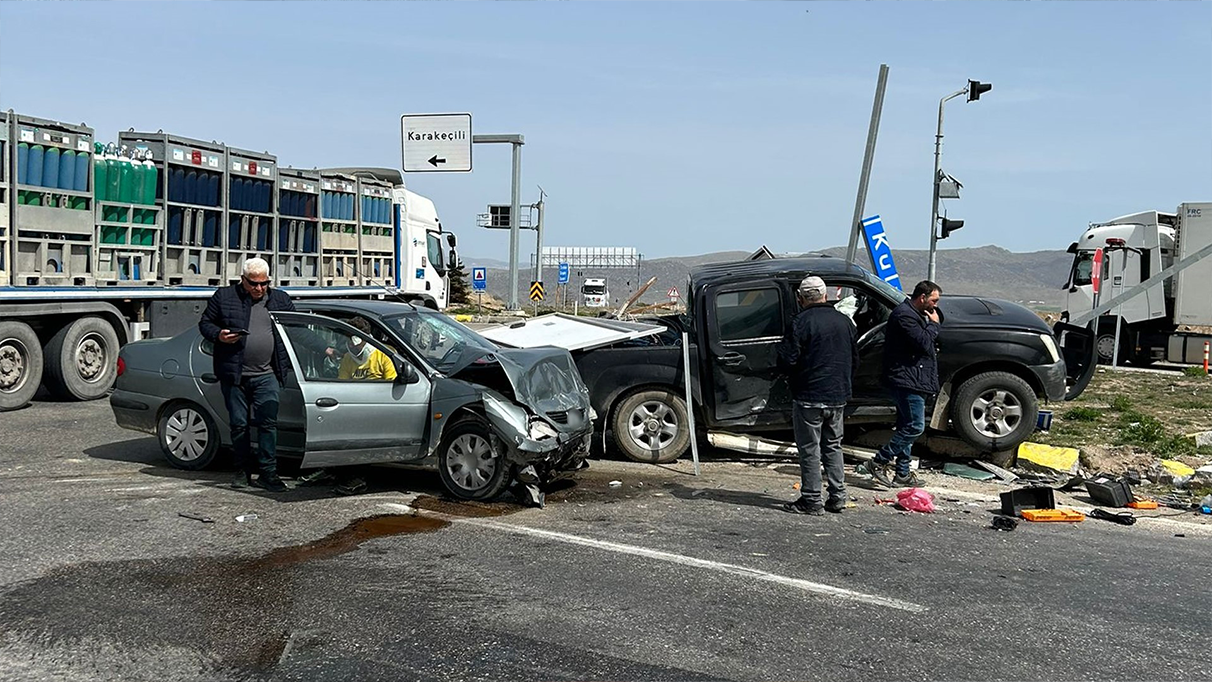 Kırıkkale'de otomobil ile pikap çarpıştı: 3 yaralı