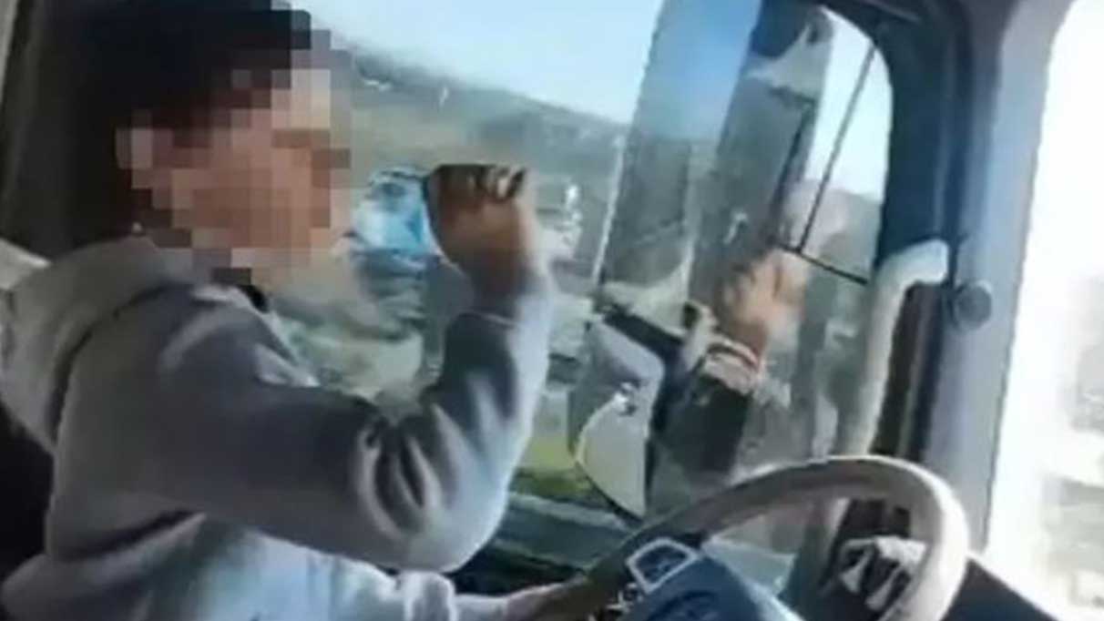 12 yaşındaki kızına TIR çekicisi kullandırdı