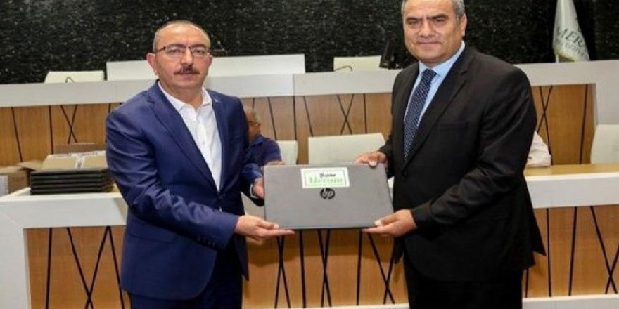 Borç batağında devraldı, muhtarlara laptop dağıttı