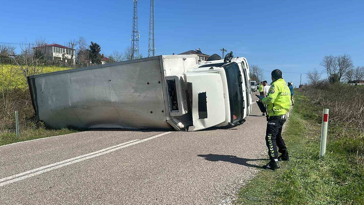 Sinop’ta devrilen kamyonun sürücüsü yaralandı
