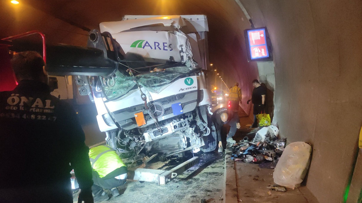 Orhangazi Tüneli'nde TIR duvara çarptı! Trafik durdu