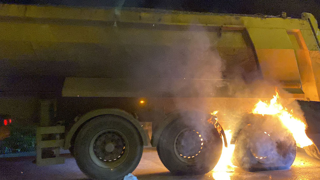 Başakşehir TEM Otoyolu'nda hafriyat kamyonu alev alev yandı