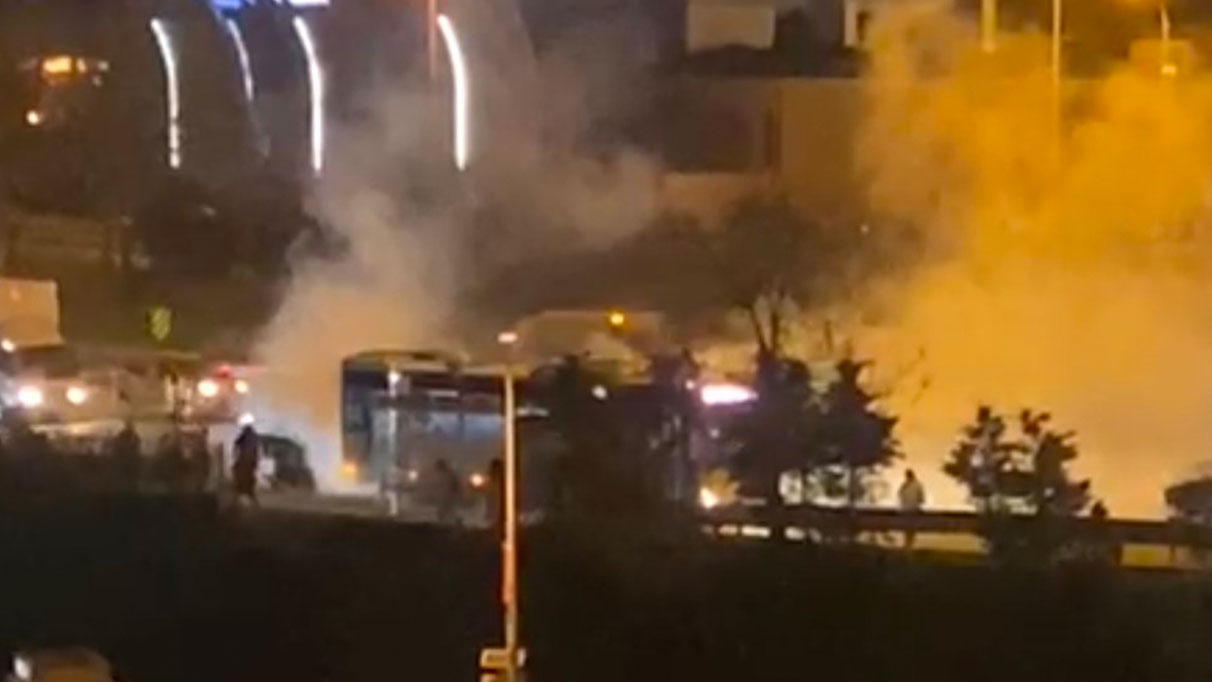 Maltepe'de seyir halindeki otobüsten dumanlar yükseldi