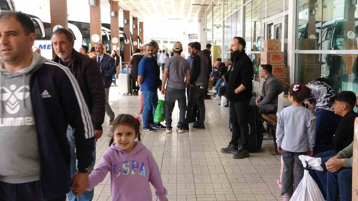 Otogarlarda bayram yoğunluğu başladı