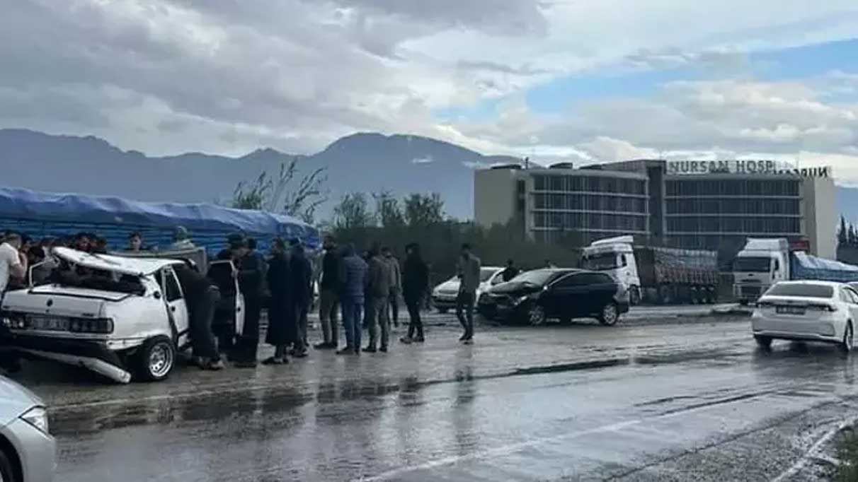 Hatay Dörtyol'da iki araç birbirine girdi!