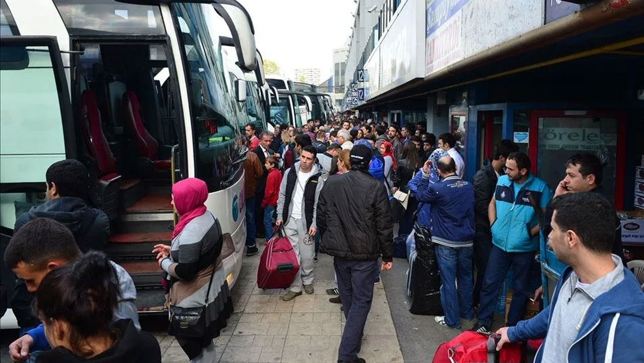 Bayram dönüşlerinin başlamasıyla otogarda yoğunluk oluştu