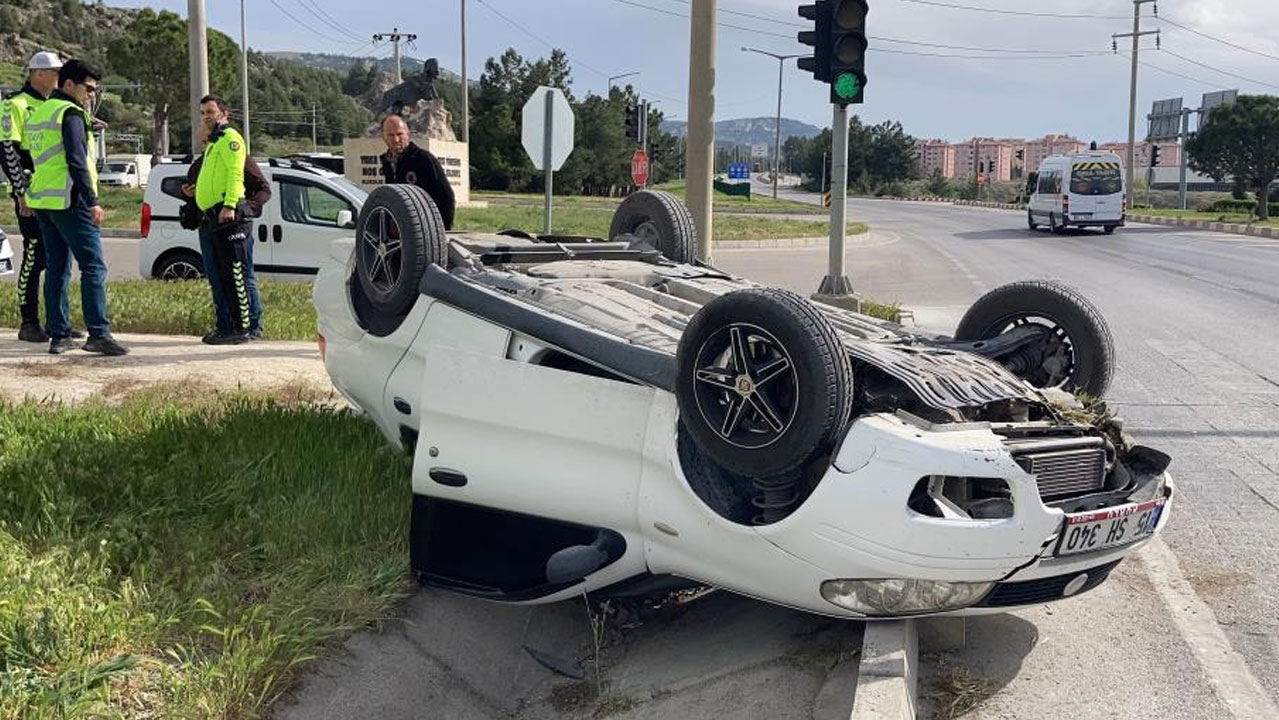 Burdur'da kontrolden çıkan araç refüje devrildi