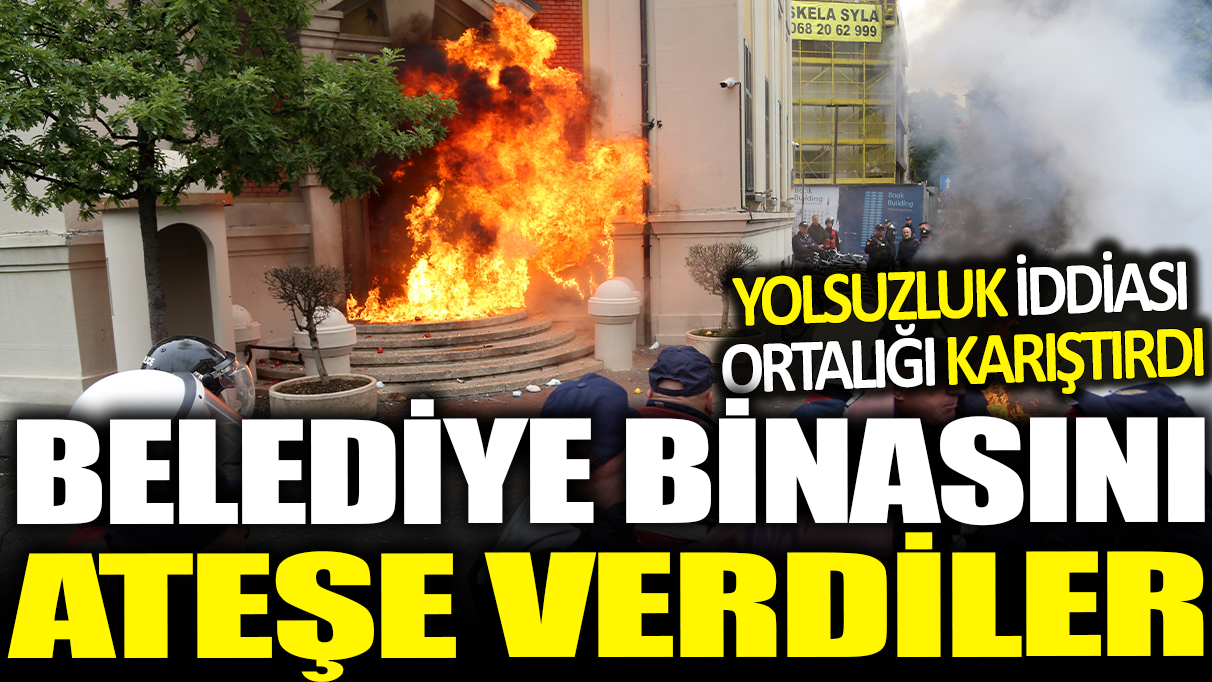 Tiran'da belediye binasını ateşe verdiler: Yolsuzluk iddiası ortalığı karıştırdı