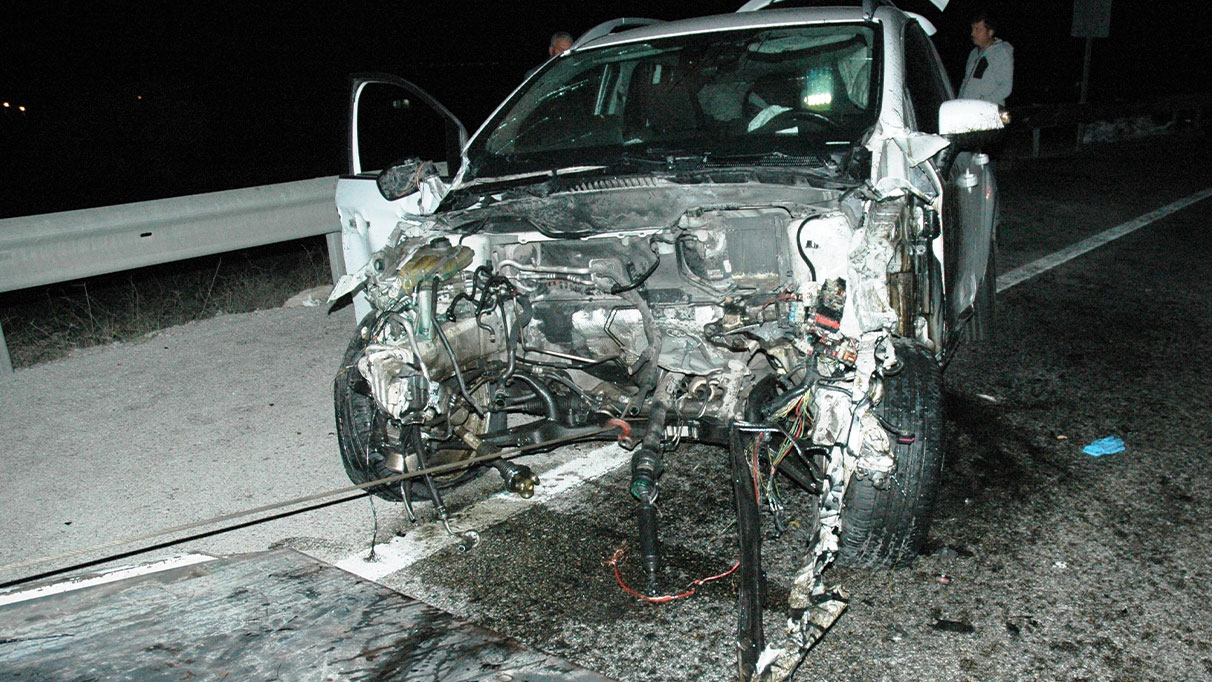 Bariyerlere çarpan otomobilin motoru yerinden fırladı