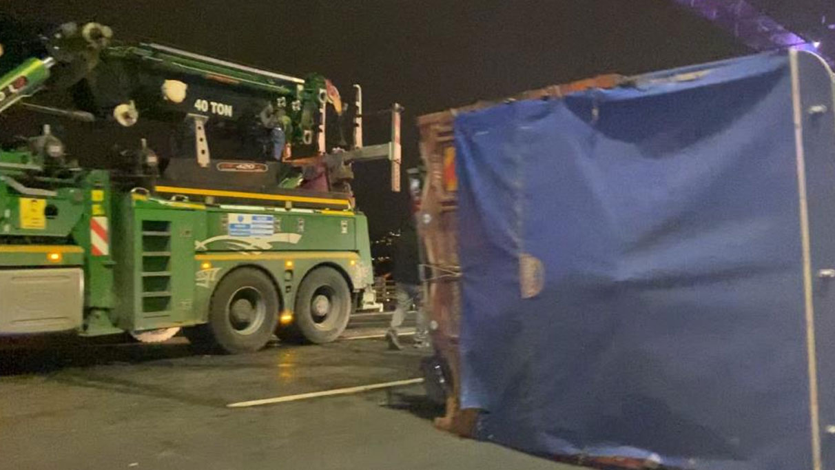 FSM Köprüsü'nde kamyon ile otomobil çarpıştı: 2 yaralı