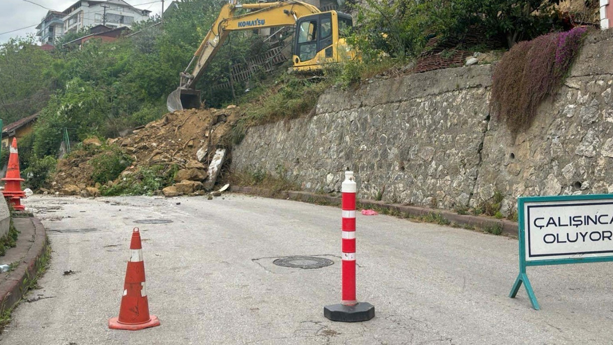 Tehlike arz eden taş duvar yenileniyor