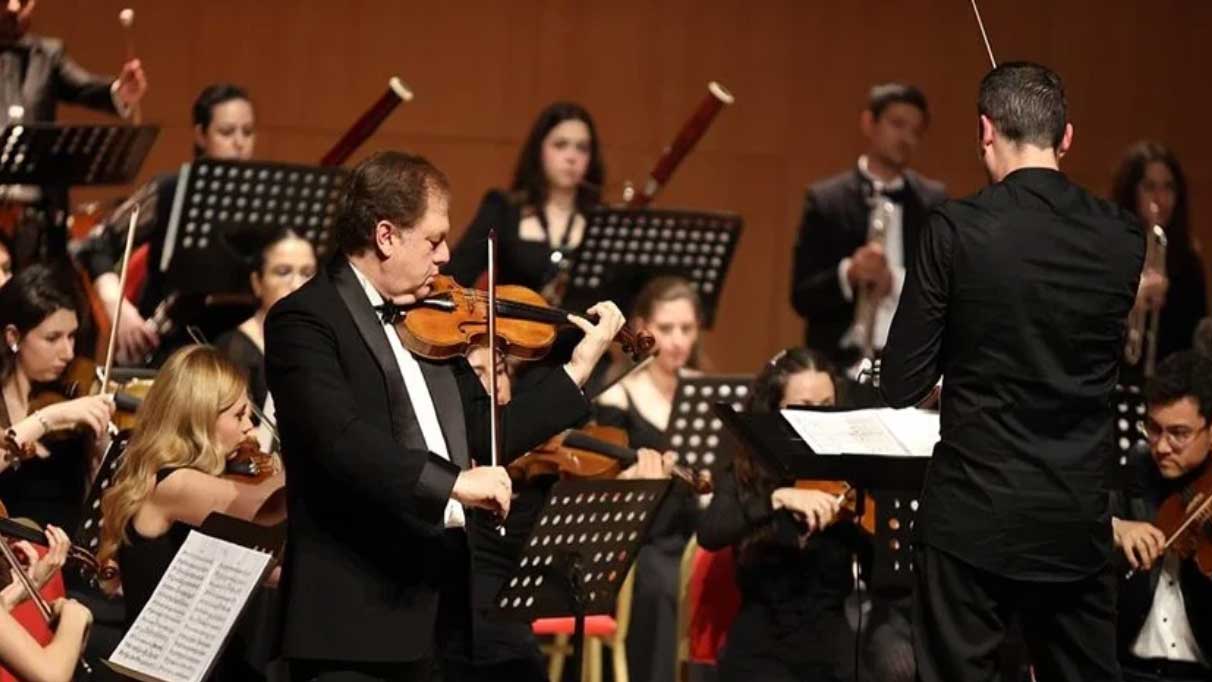 Dünyaca ünlü keman virtüözü Cihat Aşkın Balkan Keman Festivali"nde konser verdi