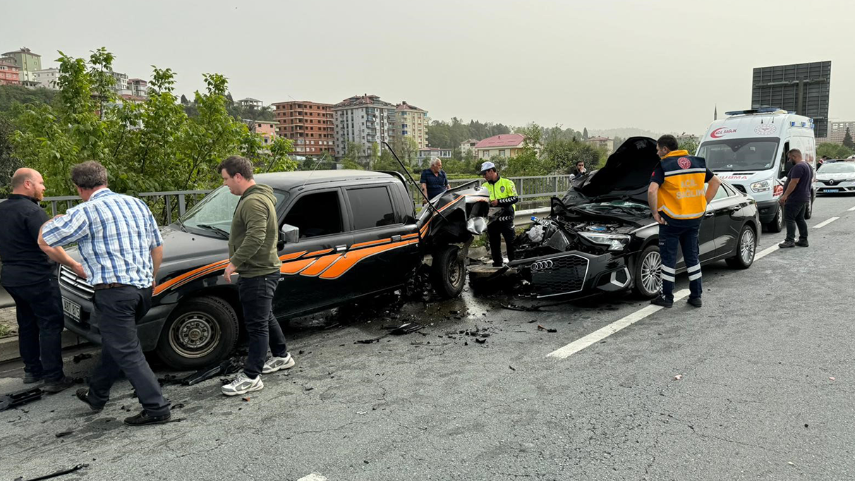 Lüks otomobil yol kenarında arıza yapan araca çarptı: 1 yaralı